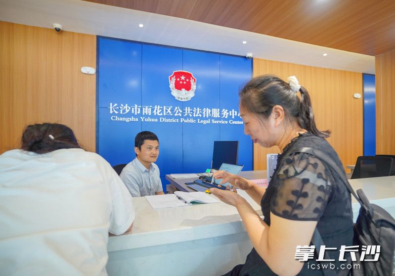 雨花区综治中心4个开放式功能区窗口一目了然，综合调解、仲裁、行政复议、诉讼、法律监督及法律咨询、法律援助等服务一应俱全。  长沙晚报全媒体记者 易亿 摄