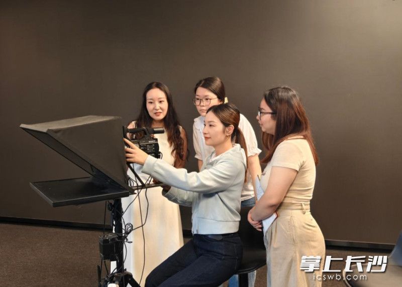 刘佳（右）指导学生录制青声系列实践视频。 通讯员供图