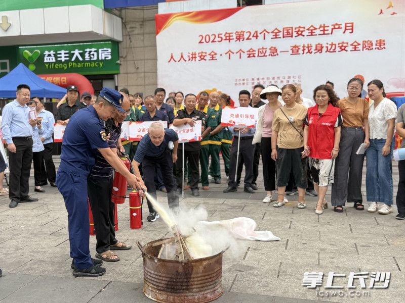 消防员指导居民使用灭火器。 均为通讯员供图