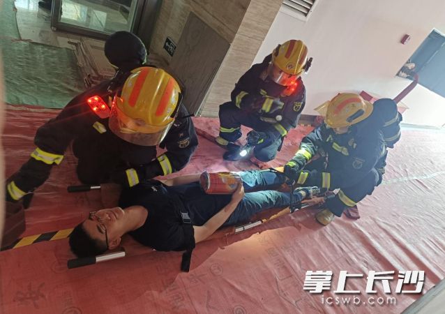 演练模拟火灾发生后，康园大厦的火灾报警系统迅速启动。