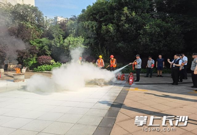 演练开始前，专业消防员对全体员工进行了应急知识培训。
