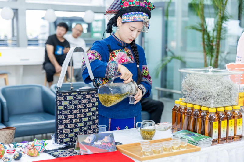 独具特色的湘西风情加上琳琅满目的张家界特产，让旅客们大饱眼福。