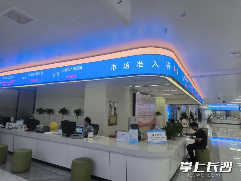 雨花区通过专项培训提升服务能力，在商事登记区开设“大学生创业专窗”，提供“特事特办”“帮代办”等定制服务。