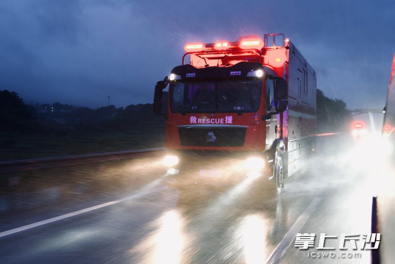 长沙消防连夜驰援湘西。 均为长沙晚报通讯员黎翔摄