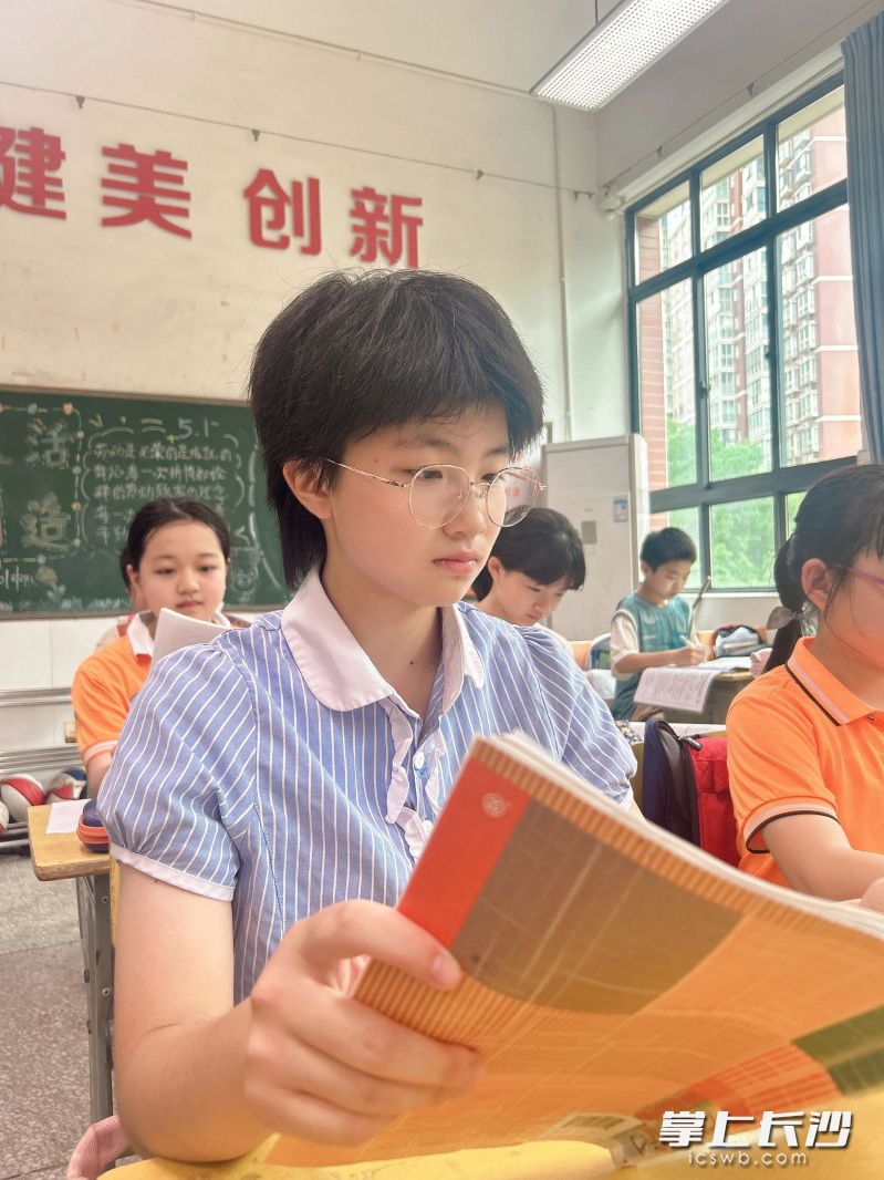 课堂上的肖雅晴。