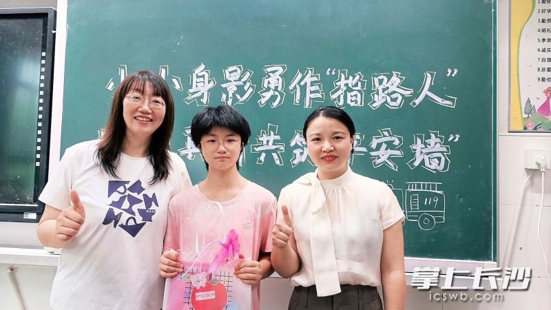 18日，侯家塘街道梓园社区授予肖雅晴（中）“安全小卫士”称号，其事迹被纳入社区青少年应急宣传典型案例。 均为长沙晚报通讯员李蕾摄