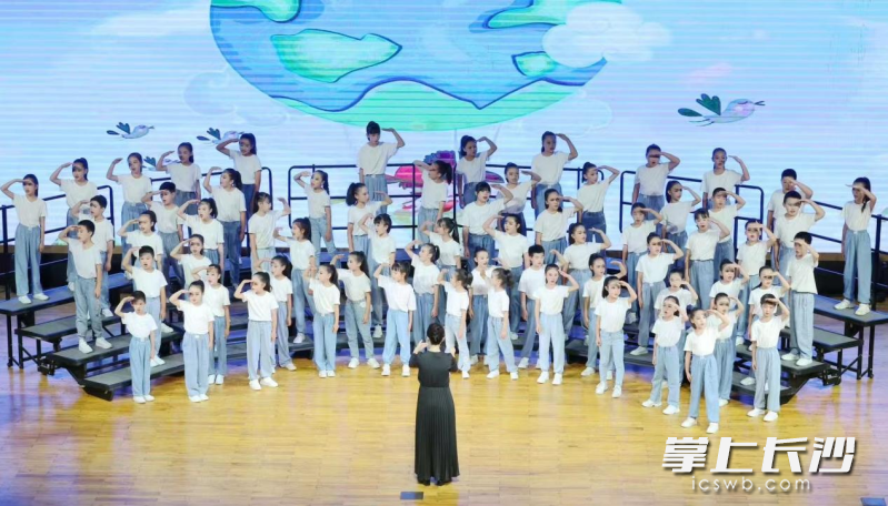 此前的童声合唱表演。