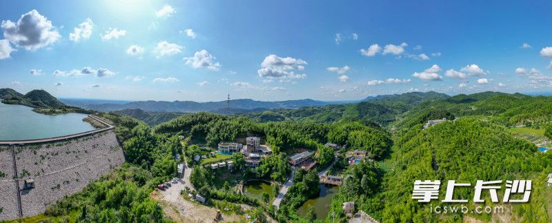 曾经因水库修建而逐渐空心化的黑麋峰新屋山组，如今正上演着令人惊叹的“变形记”。
