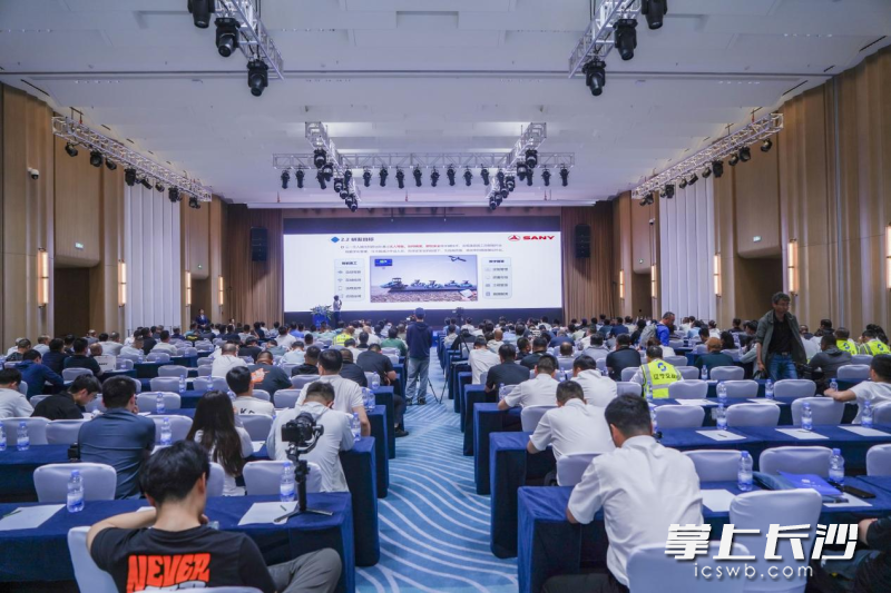 无人机群座谈交流会现场。