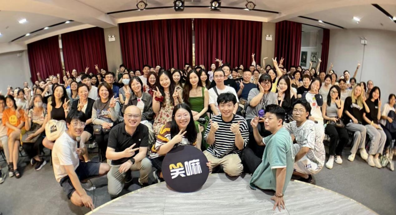 笑嘛脱口秀演员与观众合影。龙江乐 摄