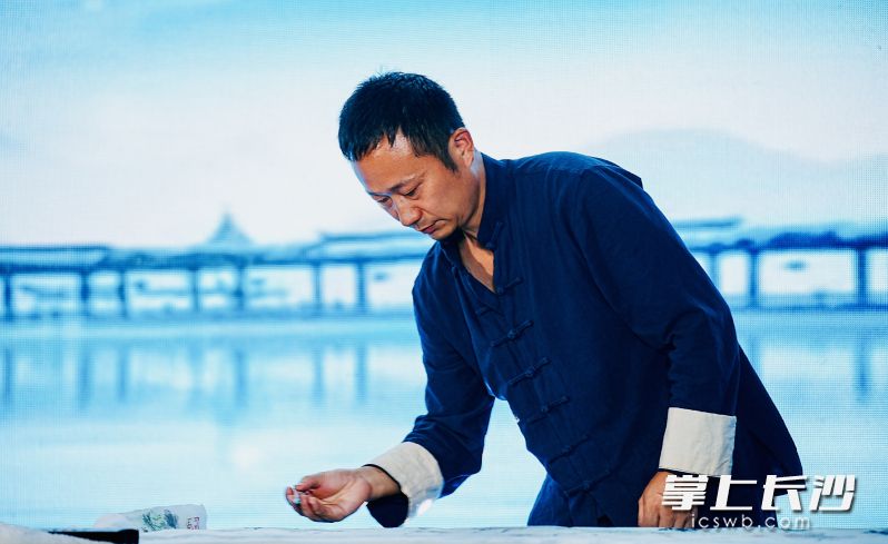 书画家登台展露才艺。