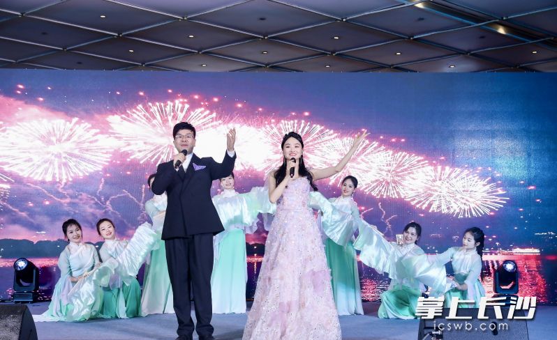 载歌载舞，青春飞扬。  均为长沙晚报通讯员肖林哲供图