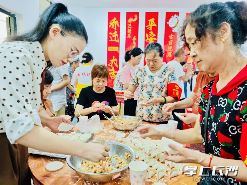 “开火”宴,包饺子,庆乔迁。 长沙晚报通讯员 胡静 摄 “开火”宴,包饺子,庆乔迁。 长沙晚报通讯员 胡静 摄