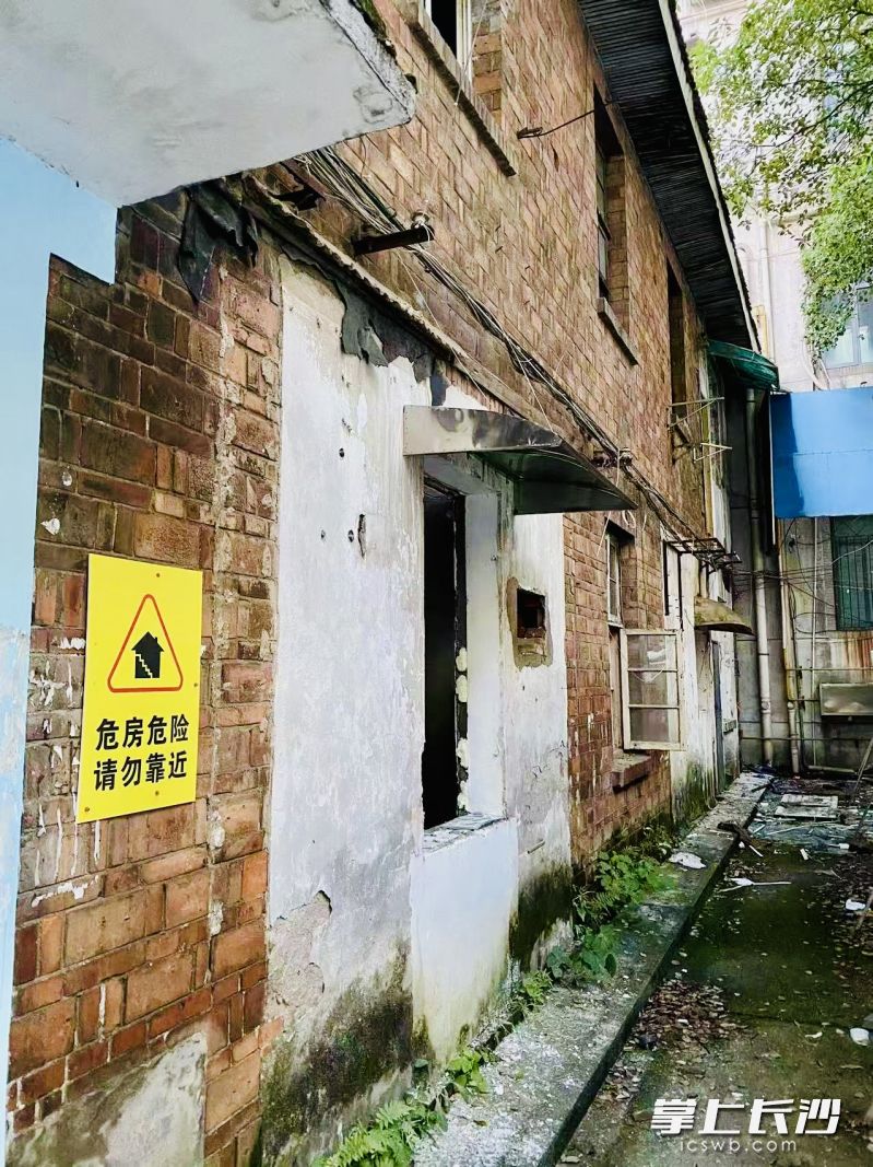 拆除重建前的枫林小区6号栋,破败不堪。 长沙晚报全媒体记者 李卓 摄 拆除重建前的枫林小区6号栋,破败不堪。 长沙晚报全媒体记者 李卓 摄