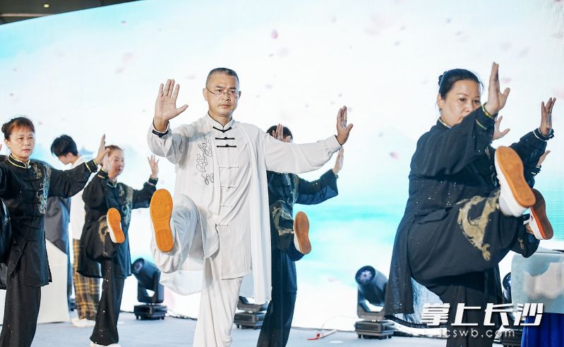 太极拳表演刚柔相济。