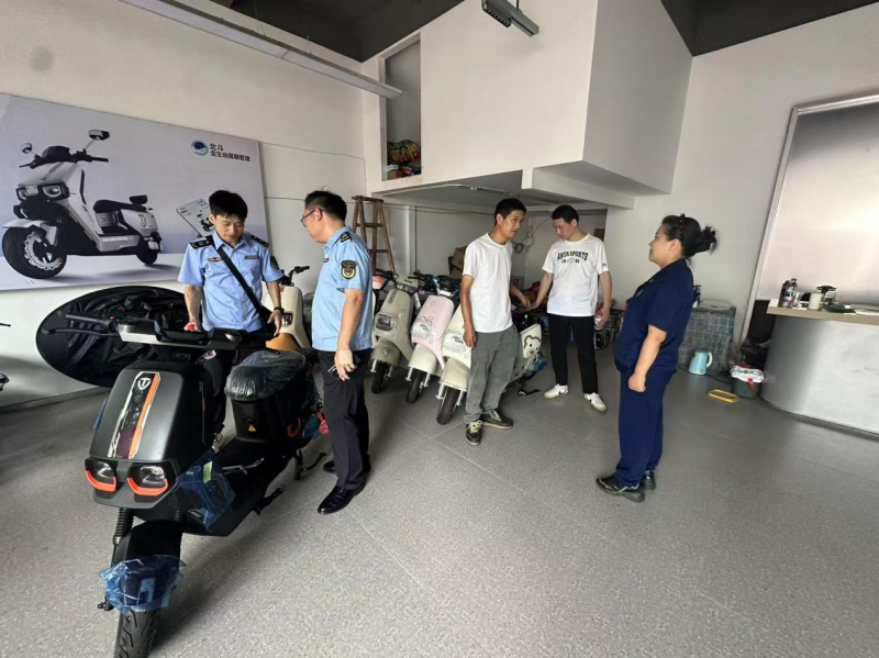 检查组在电动自行车店铺进行检查。 长沙晚报通讯员 赵英杰 摄