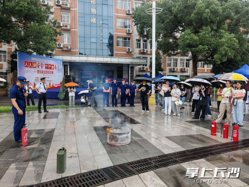 消防员开展现场教学。