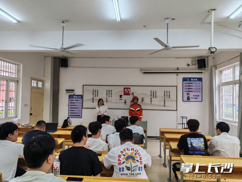 消防员站上高校讲台，为学子传授安全知识。 均为长沙晚报通讯员 胡宇波 摄
