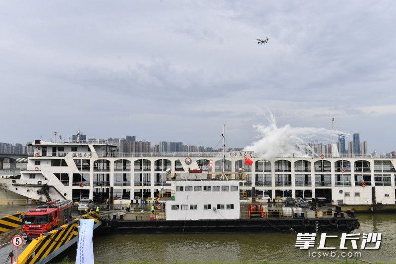 今日上午，新能源汽车起火综合应急演练在长沙新港公司滚装码头举行。 均为长沙晚报全媒体记者王志伟摄