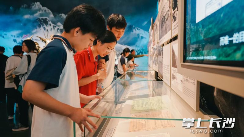 参观韶山毛泽东同志纪念馆。