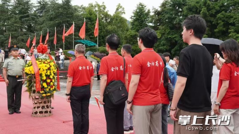 长沙市金阳高级中学党支部书记、副校长吉仕怀带领全体师生敬献花篮。 均为长沙晚报通讯员寻湘泉摄