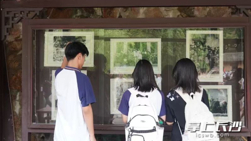参观毛泽东同志故居。