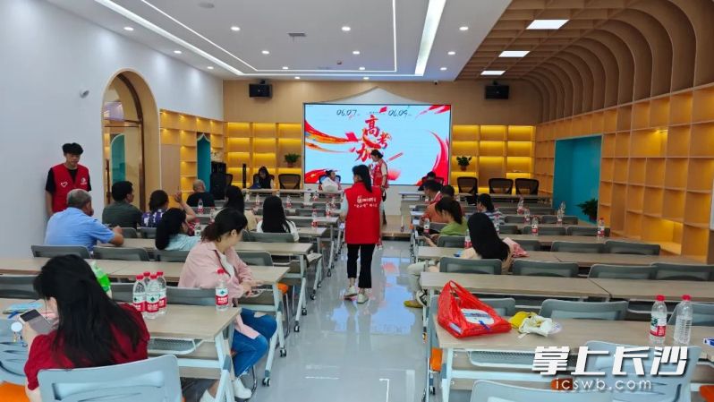 楠香社区党群服务中心成了望城一中考点家长们室内休息区。