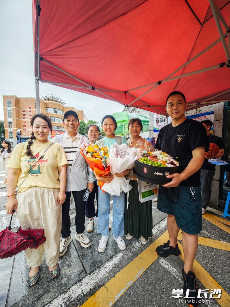 2025年长沙市初中学业水平考试（简称“中考”）结束，长沙市一中广雅中学门口，家长与考生合影。长沙晚报全媒体记者 董阳 余劭劼 摄影报道