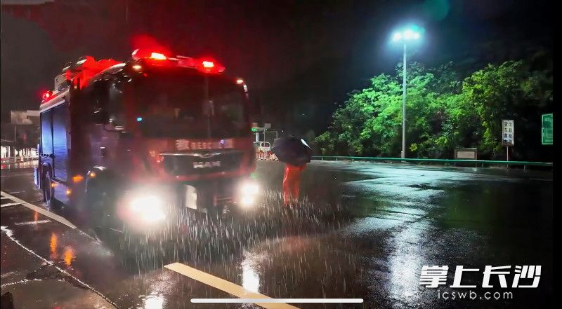 来自长沙的救援力量已于19日23时23分抵达龙山。