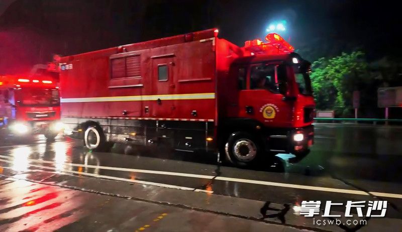 74名消防指战员、23辆消防车、4艘冲锋舟、6艘橡皮艇到达龙山。均为长沙晚报通讯员莫成供图