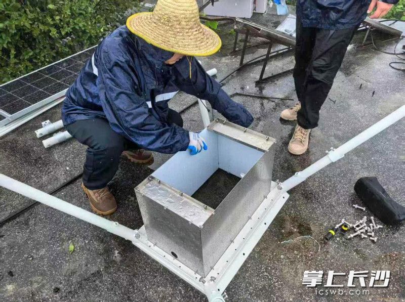 长沙救援队在龙山县城外的月亮山搭建起基站。