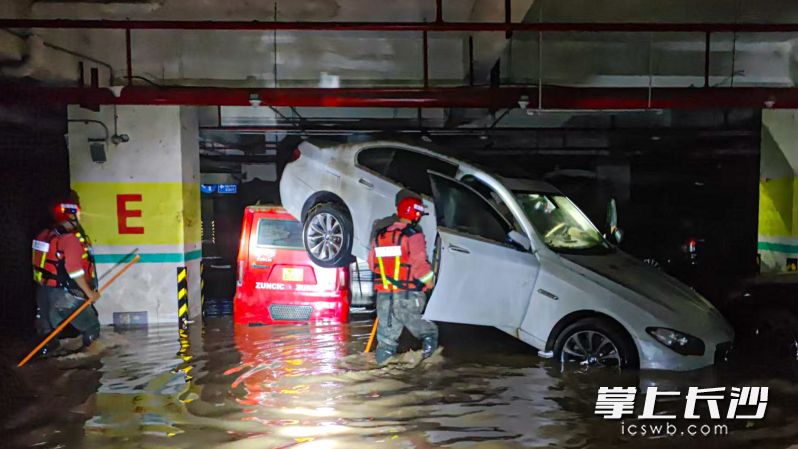 图为龙山县亿利广场地下车库积涝场景。均为长沙晚报通讯员 廖杰豪 摄 图为龙山县亿利广场地下车库积涝场景。均为长沙晚报通讯员 廖杰豪 摄