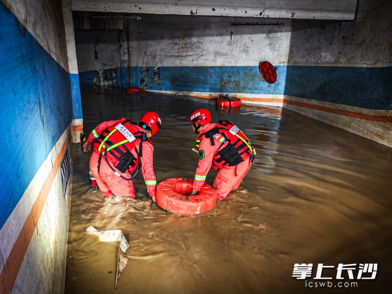 消防员涉水排涝。 消防员涉水排涝。