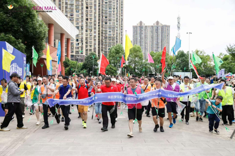 环湖公益捡跑的选手们奋力奔跑。