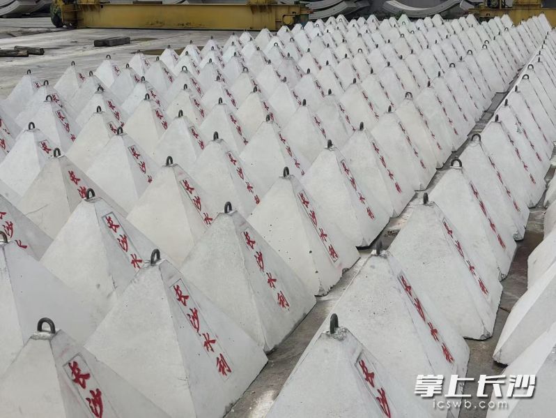 市水利系统在“一江六河”沿线布置18个决堤封堵应急物资储备库，备足备齐三角墩、钢筋笼、块石等堤防防汛抢险关键物资。受访单位供图