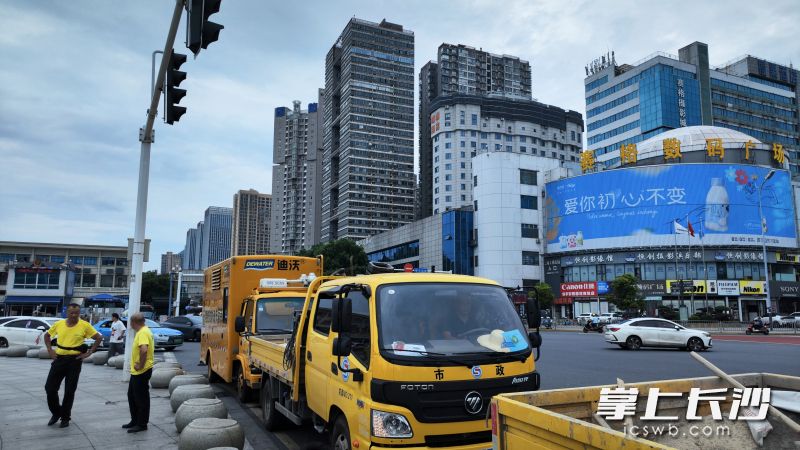 长沙市城区防办工作人员在火车站周边24小时“人车等雨”值守。均为长沙晚报全媒体记者 孙占锋 摄 长沙市城区防办工作人员在火车站周边24小时“人车等雨”值守。均为长沙晚报全媒体记者 孙占锋 摄