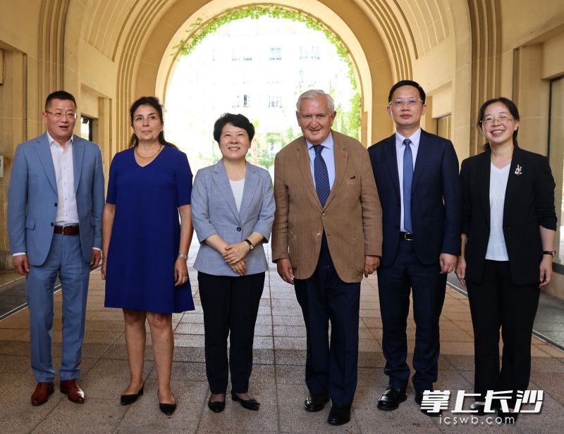 6月18日至20日，吴桂英率团访问法国，与法国前总理、法国展望与创新基金会主席让-皮埃尔·拉法兰于20日在巴黎进行友好交流。