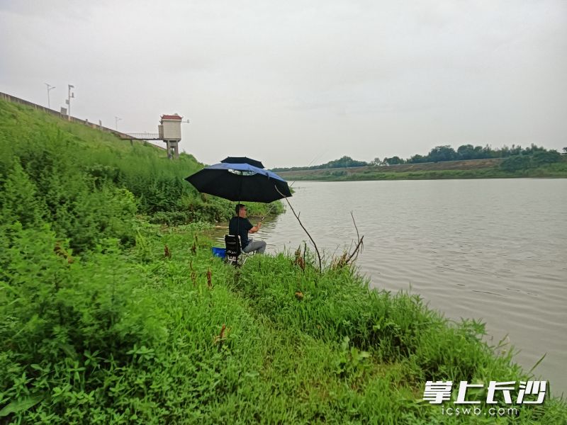 双江口镇值班人员不间断进行巡河，劝离露营、垂钓等临水活动人员。