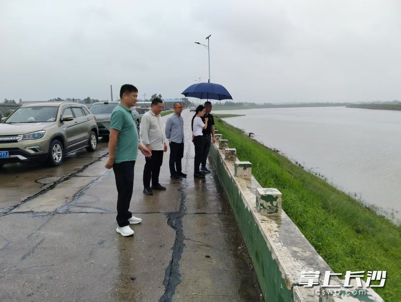 双江口镇由值班领导带队，组建巡查专班，从源头上消除安全隐患。均为长沙晚报全媒体记者 张禹 通讯员 彭利圆摄
