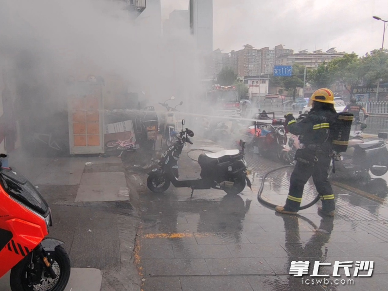 充电柜起火浓烟滚滚，消防员全力灭火。 长沙晚报通讯员 罗霜操 摄