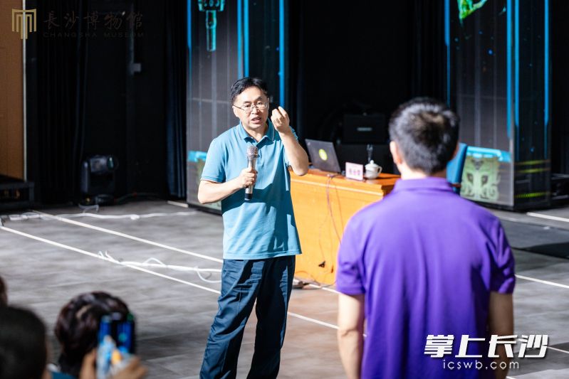 张合荣老师为爱学习的长沙听众解答问题。
