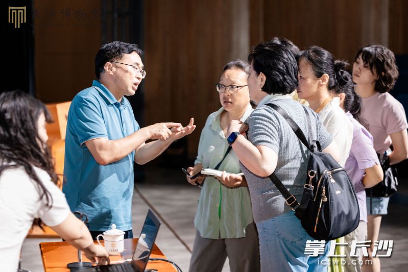 长沙听众听张合荣老师解答疑问。