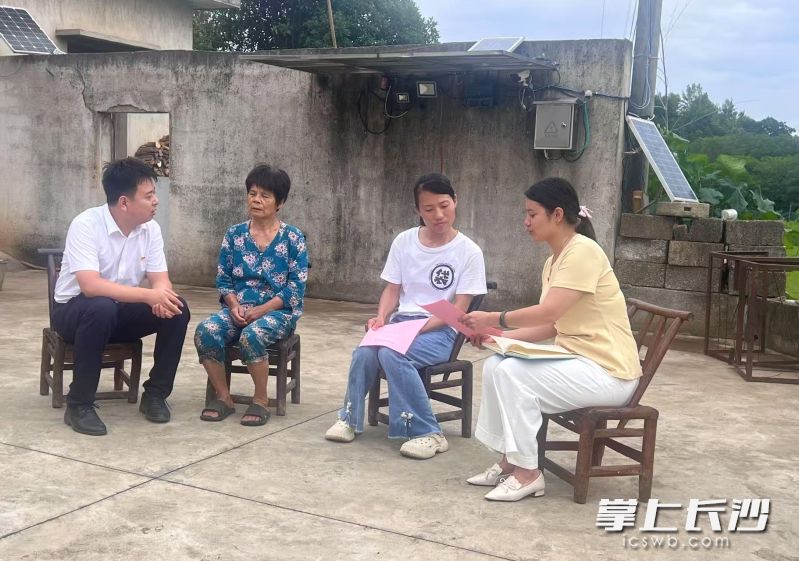 长龙新村工作人员上门向村民宣传移风易俗工作。 长沙晚报全媒体记者 刘俊 摄