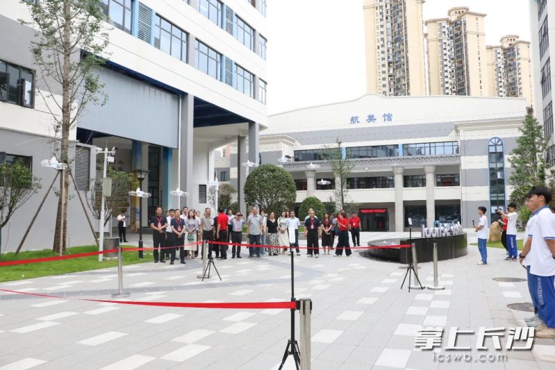 考察团沉浸式参观极具航天文化特色的航天博览校园，全新硬件设施+思政教育引领，共同构筑起航天文化育人矩阵，也展示了学校将航天精神融入育人全过程的实践路径。 均为长沙晚报通讯员何文姬摄