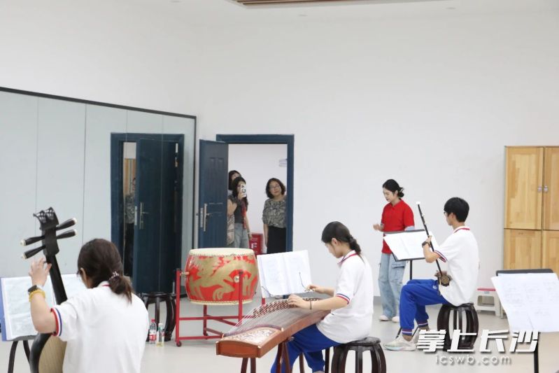 步入课堂，走入社团活动现场，精彩纷呈的呈现，展现了长沙航天学校的同学们专业技能之外同样卓越的艺术素养和昂扬的精神风貌。