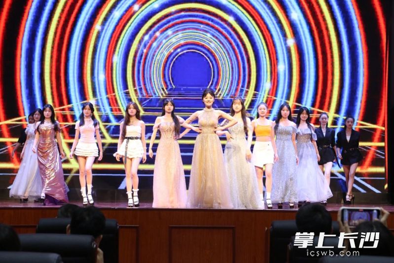 模特社团同学的走秀展示。