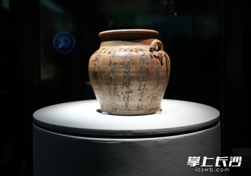 从长沙窑瓷器上可以看到，读诗、写诗之风已融入唐人生活。