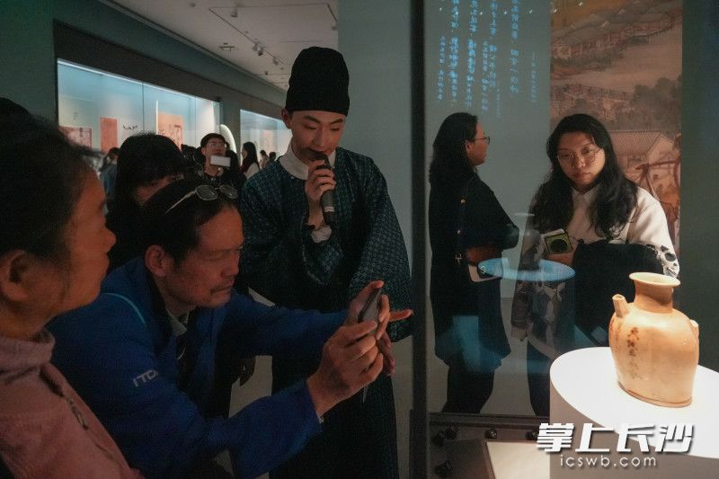 长沙窑瓷器诗文包罗社会万象，全方位阐释唐代市民阶层的日常生活和社会思想。