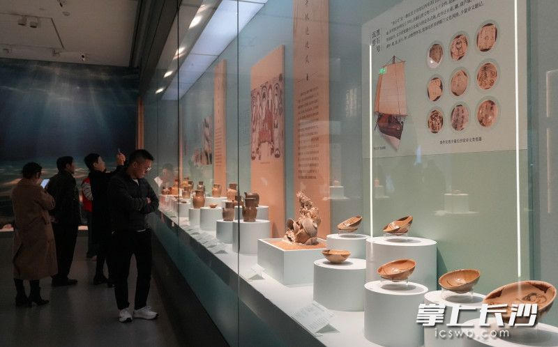 展览利用灯光投影和氛围营造将唐代有关长沙的名诗和生活场景进行艺术复原。