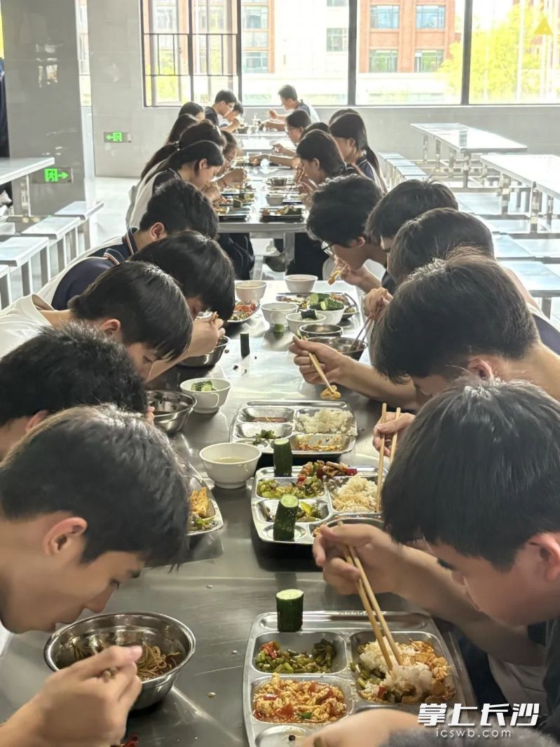 近日，长沙市金阳高级中学阳光劳动实践基地迎来了最热烈的丰收时节，亲手参与种植、照料的蔬菜变成了盘中餐，学生们体验了一把收获的纯粹快乐。照片由学校提供